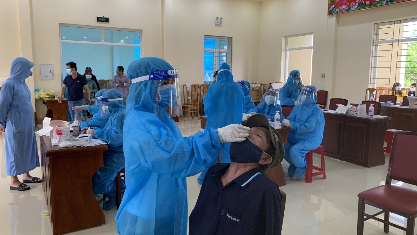 CDC Quảng Bình phối hợp với các lực lượng y tế tại địa phương đang tăng tốc lấy mẫu xét nghiệm đối với các trường hợp F11
