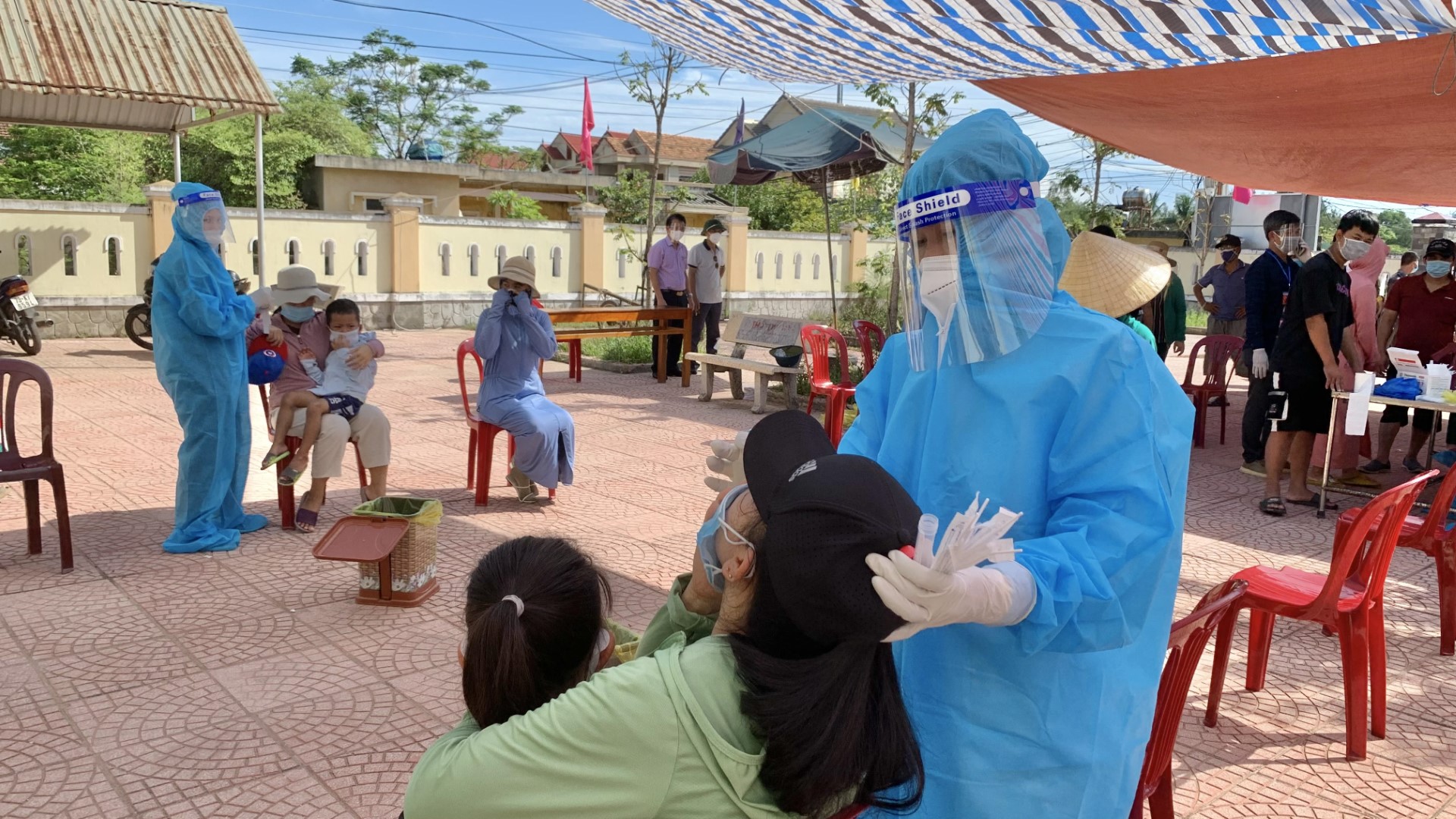 CDC Quảng Bình tập trung xét nghiệm RT PCR diện rộng cho người dân vùng cách ly phong tỏa ở xã Bảo Ninh thành phố Đồng Hới1 Large