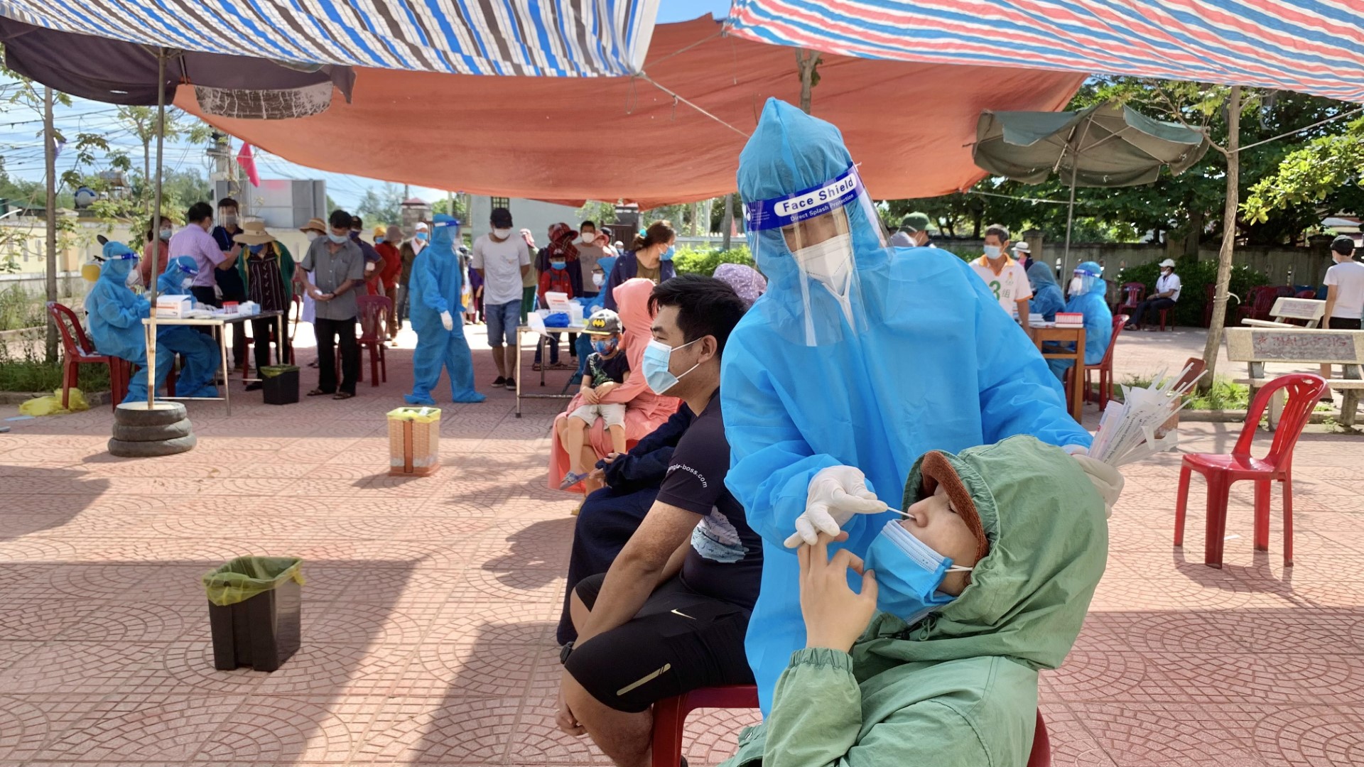 CDC Quảng Bình tập trung xét nghiệm RT PCR diện rộng cho người dân vùng cách ly phong tỏa ở xã Bảo Ninh thành phố Đồng Hới 1. Large