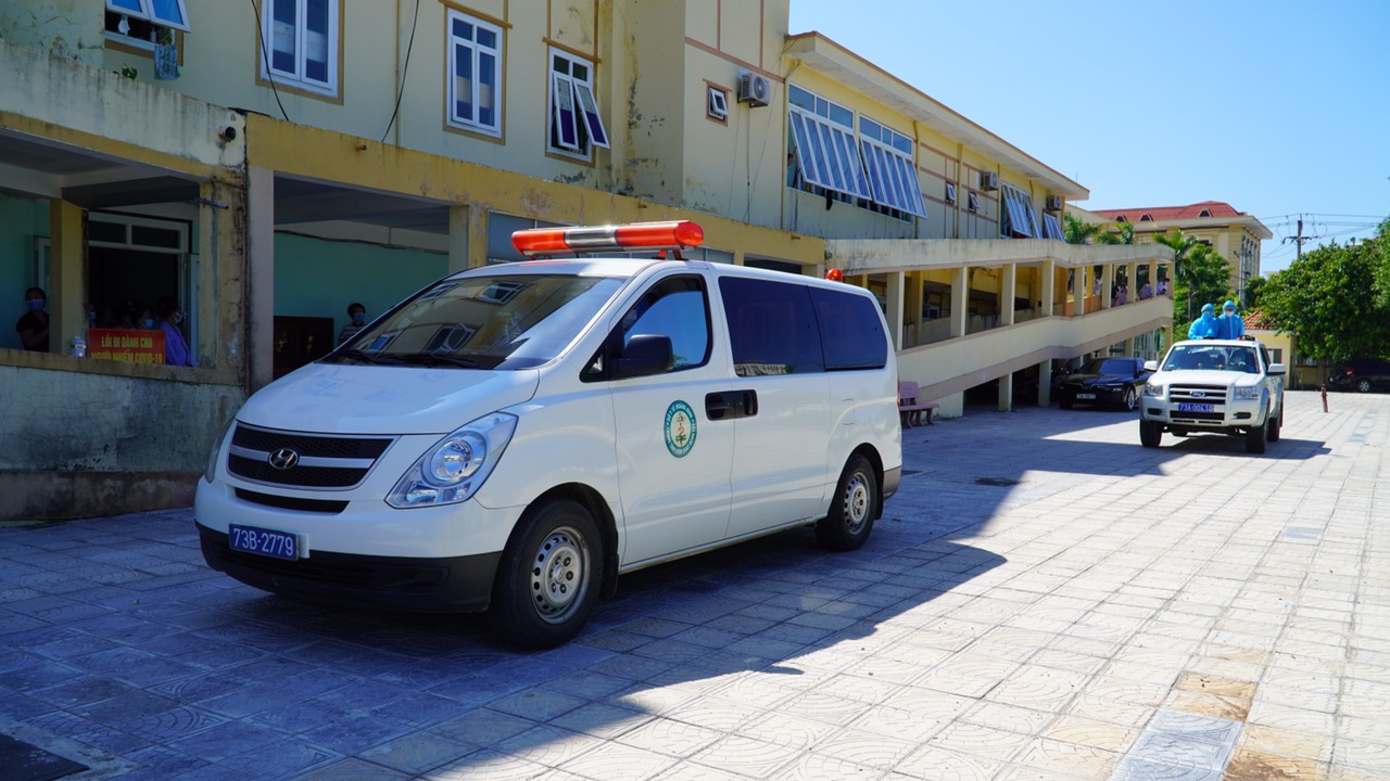 CDC Quảng Bình vận chuyển bệnh nhân Covid 19 từ khu cách ly tập trung về Bệnh viện dã chiến