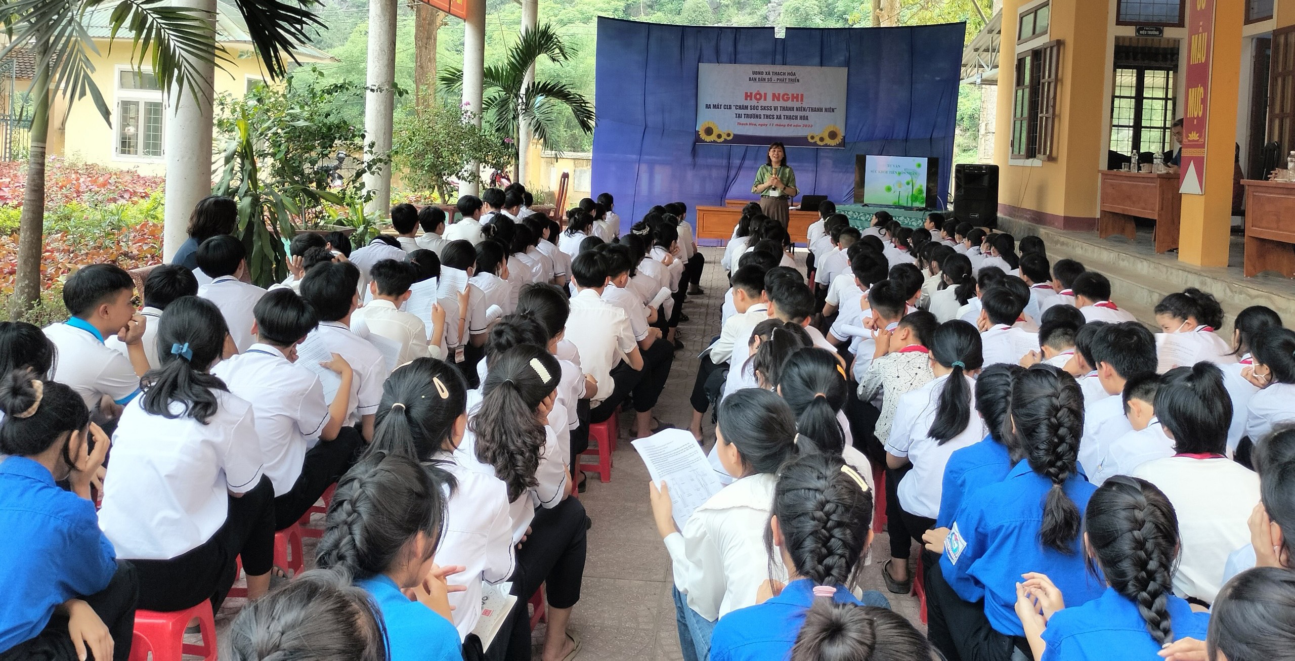 Cán bộ Chi cục Dân số KHHGĐ đang hướng dẫn CSSKSS VTNTN tại Trường THCS xã Thạch Hoá huyện Tuyên Hoájpg