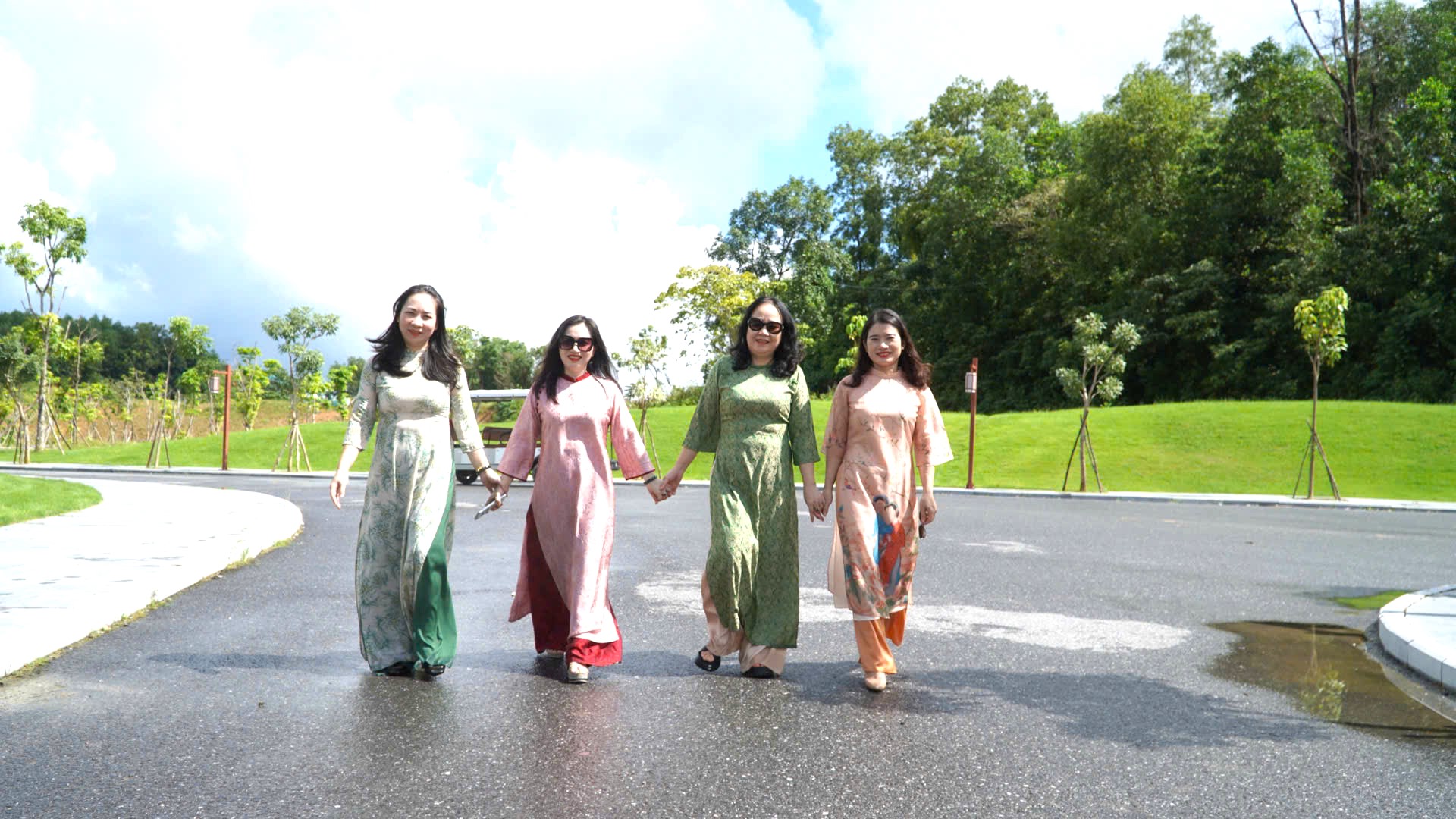 Chuyến tham quan nghỉ dưỡng còn là hoạt động nhằm động viên nữ CNVCLĐ thi đua lao động giỏi lao động sáng tạo tích cực học tập