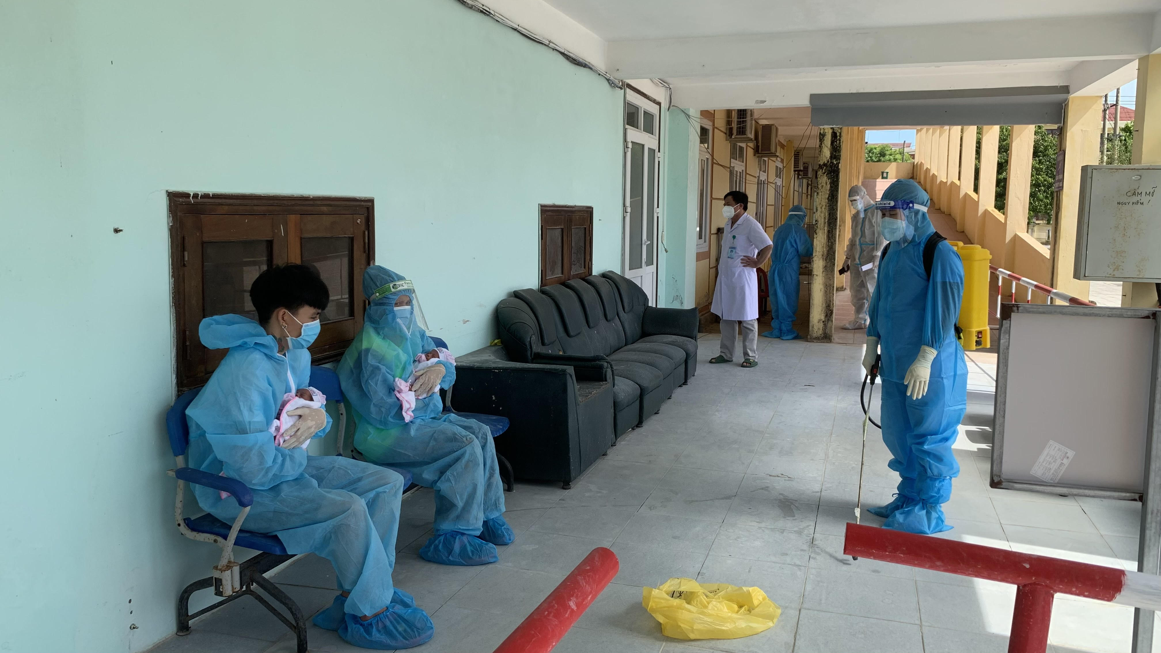 Cháu bé 6 tháng tuổi phát hiện dương tính là thành viên trong gia đình có 4 người 2