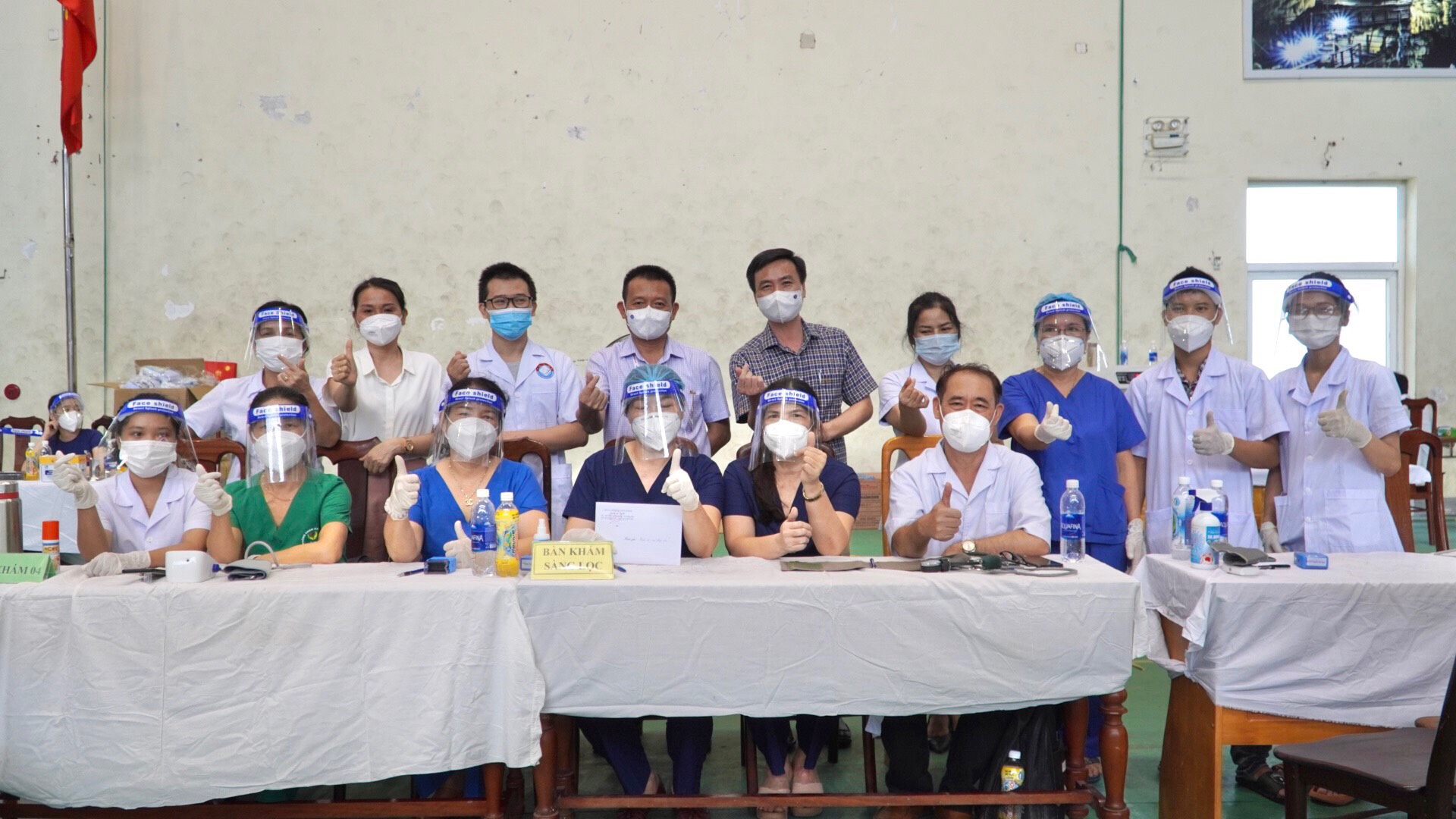 Chụp ảnh lưu niệm tại điểm tiêm Trung tâm Kiểm soát bệnh tật