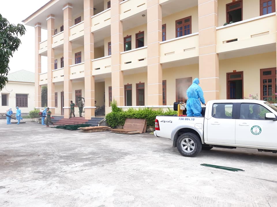 CÁN BỘ TRUNG TÂM KIỂM SOÁT BỆNH TẬT TRIỂN KHAI SỬ LÝ MÔI TRƯỜNG KHỬ KHUẨN NƠI CÁCH LY
