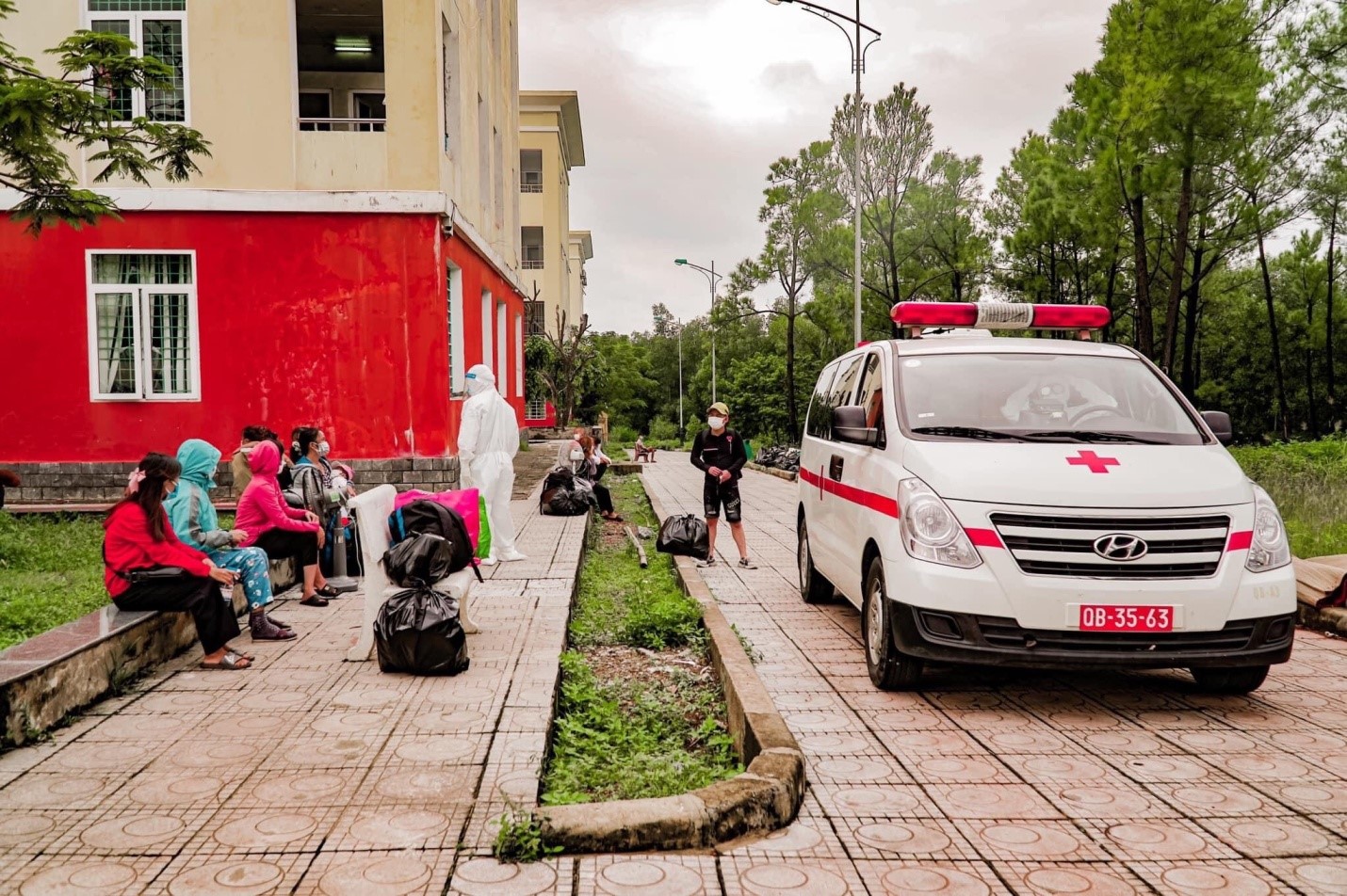 Các F0 chuyển viện từ Trường Cao đẳng luật miền Trung về Khách sạn Phú Quý để tiếp tục cách ly điều trịjpg