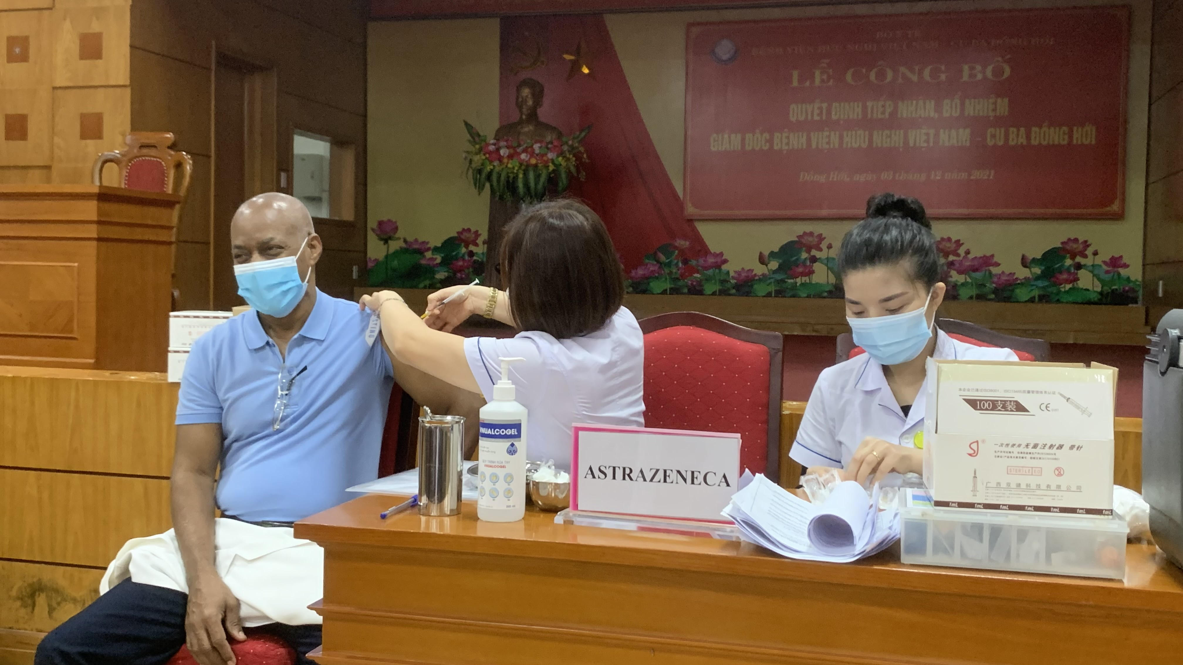 Các bác sỹ Cu Ba đang công tác tại Bệnh viện hữu nghị Việt Nam Cuba Đồng Hới tiêm vắc xin mũi 3 phòng Covid 19 1