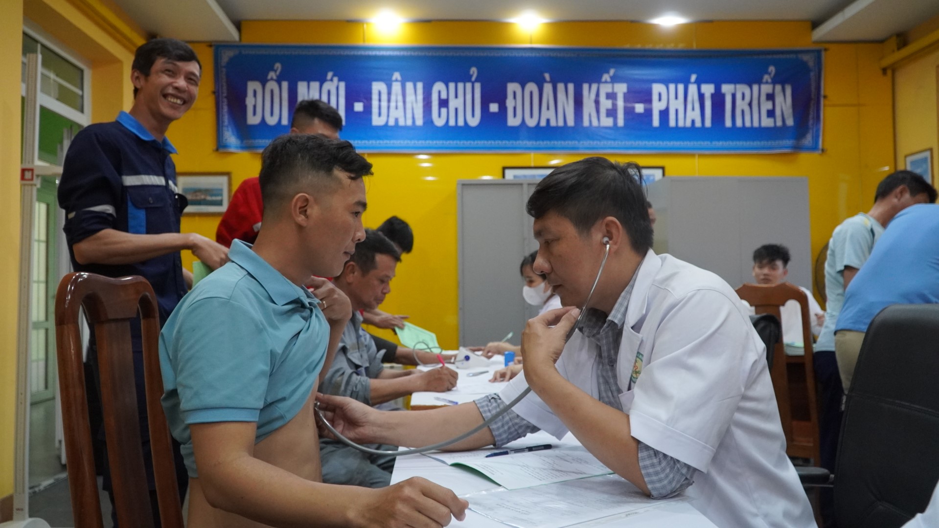 Các bác sỹ Trung tâm Kiểm soát bệnh tật đang Khám sức khỏe cho cán bộ công nhân người lao động công ty Large