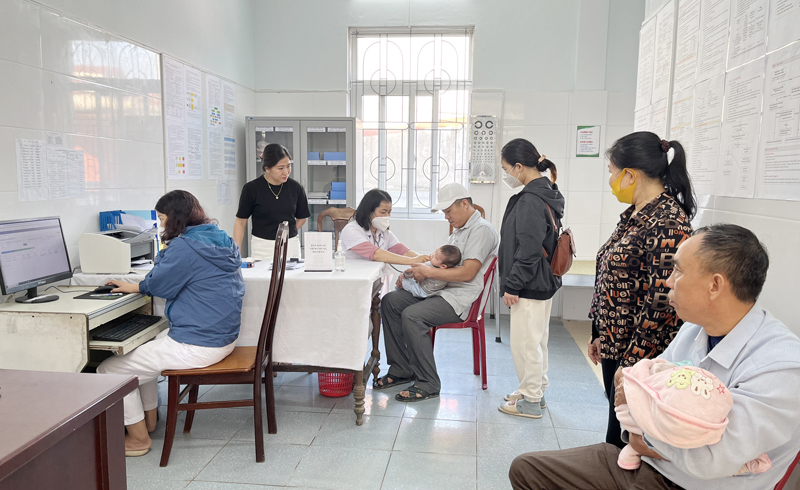 Các bậc phụ huynh tích cực đưa trẻ tới điểm tiêm chủngjpg