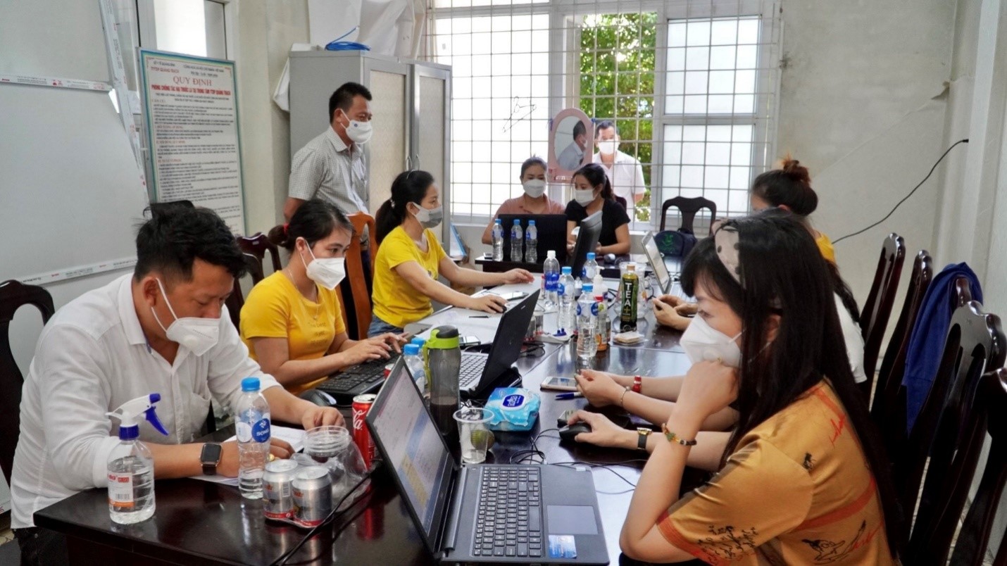 Các cán bộ Tổ nhập liệu Trung tâm Y tế thị xã Ba Đồn đang tập trung cao độ để cập nhật thông tin