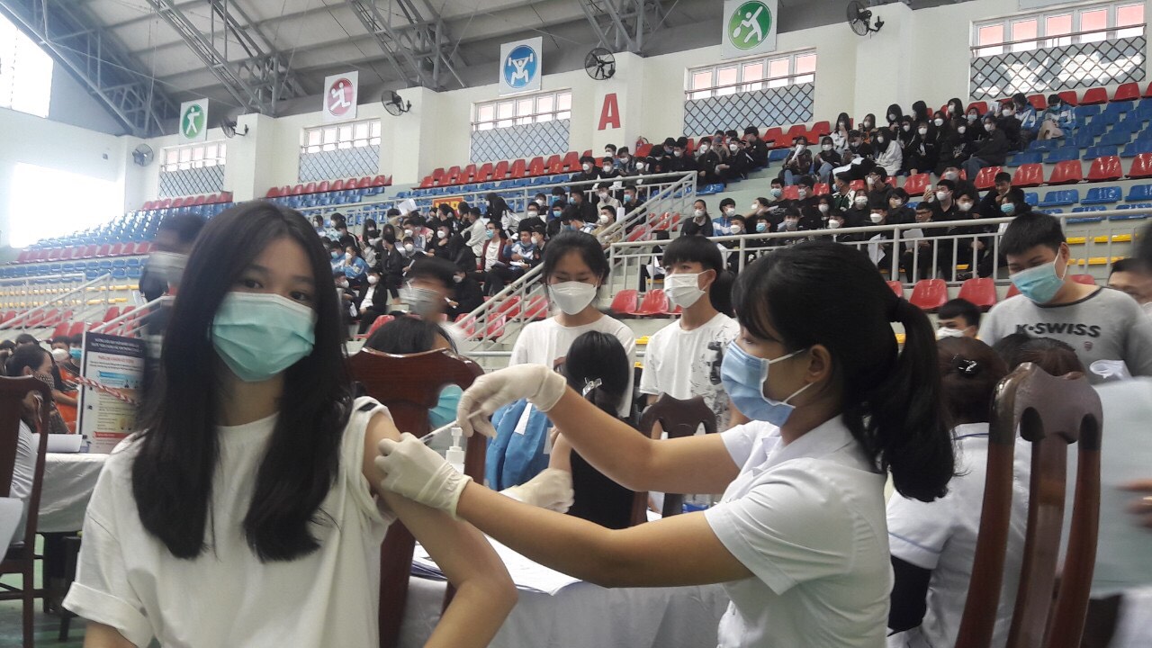 Các em học sinh THPT đang được khám sàng lọc và tiêm phòng vắc xin Covid 19 2