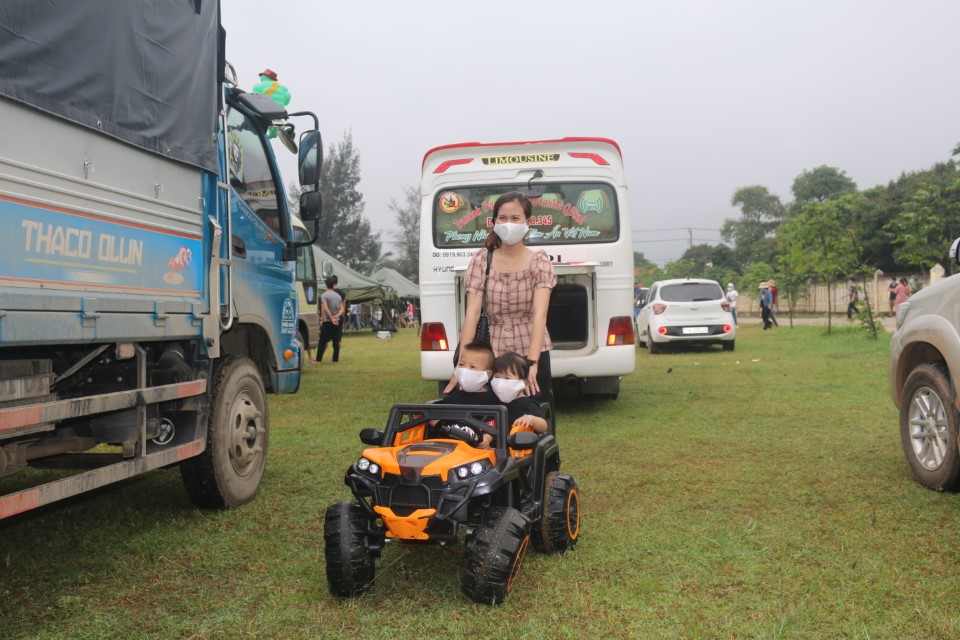 Các gia đình thu xếp hành lý lên xe về với gia đình Custom