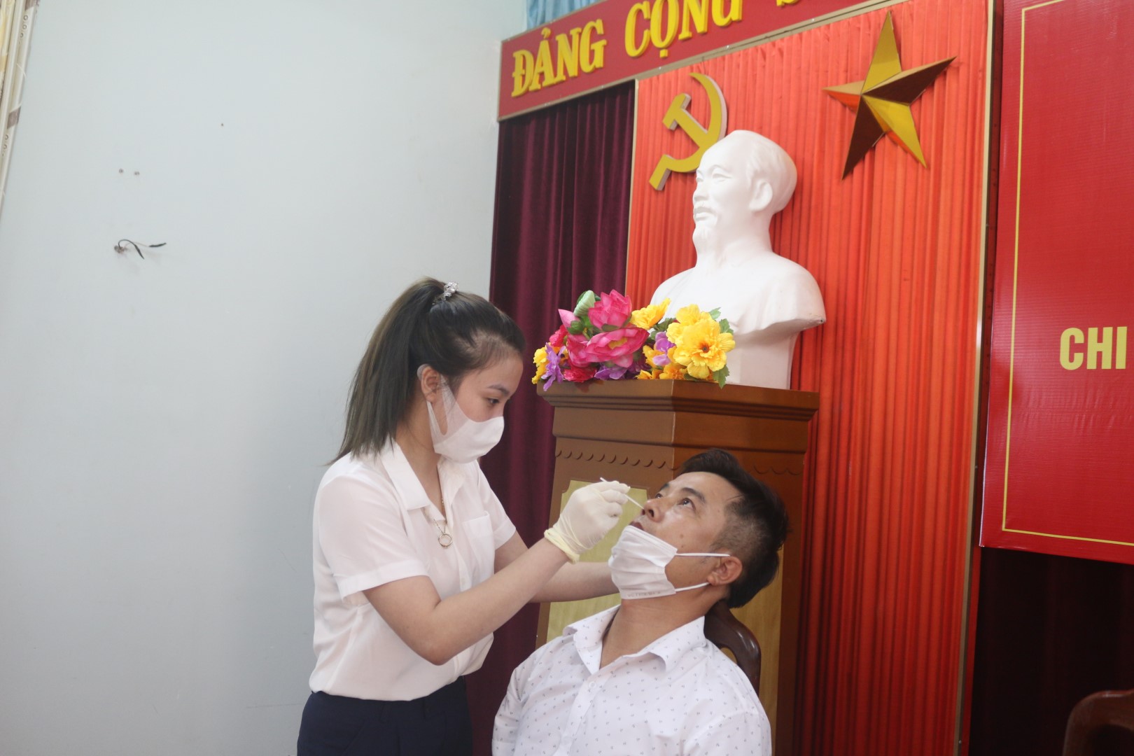 Các học viên thực hành lấy mẫu xét nghiệm SARS CoV 2 Large