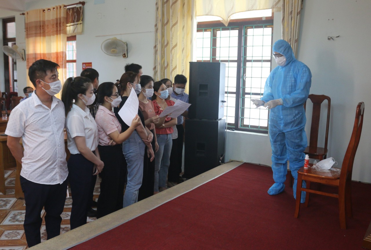 Các học viên thực hành sử dụng các phương tiện bảo hộ phòng chống dịch Covid 19