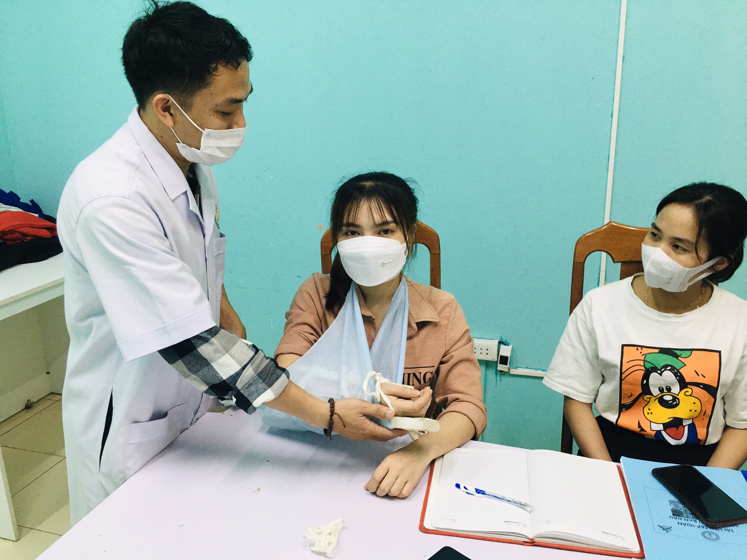 Các học viên được thực hành hướng dẫn sơ cấp cứu ban đầu 