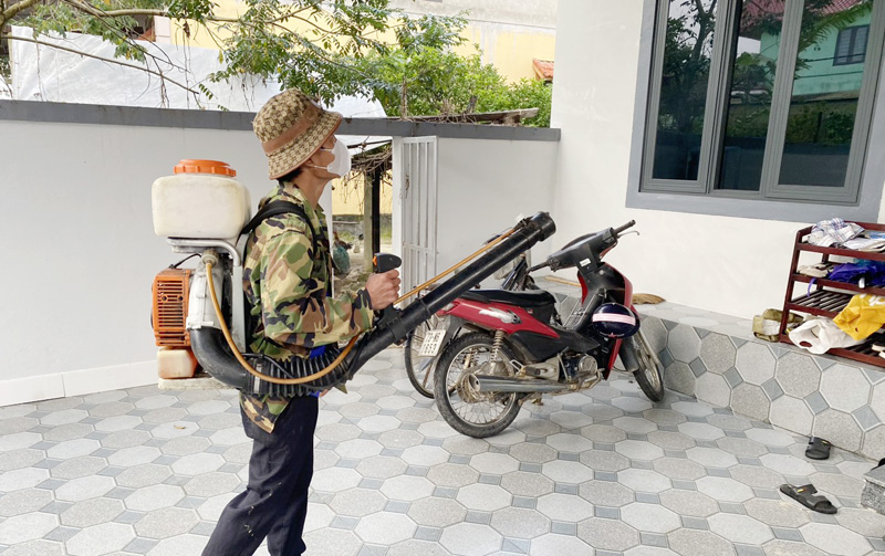 Các hộ dân của xã Lý Trạch được bảo vệ bằng hóa chất diệt muỗi chủ độngjpg