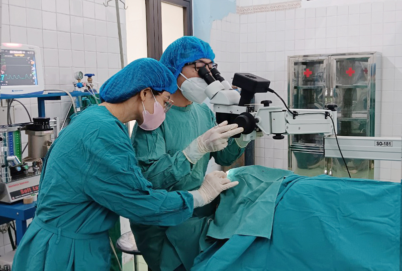 Các y bác sĩ Bệnh viện đa khoa huyện Quảng Ninh thực hiện phẫu thuật mắt cho bệnh nhân có tình trạng đảo ngược phủ tạngjpg