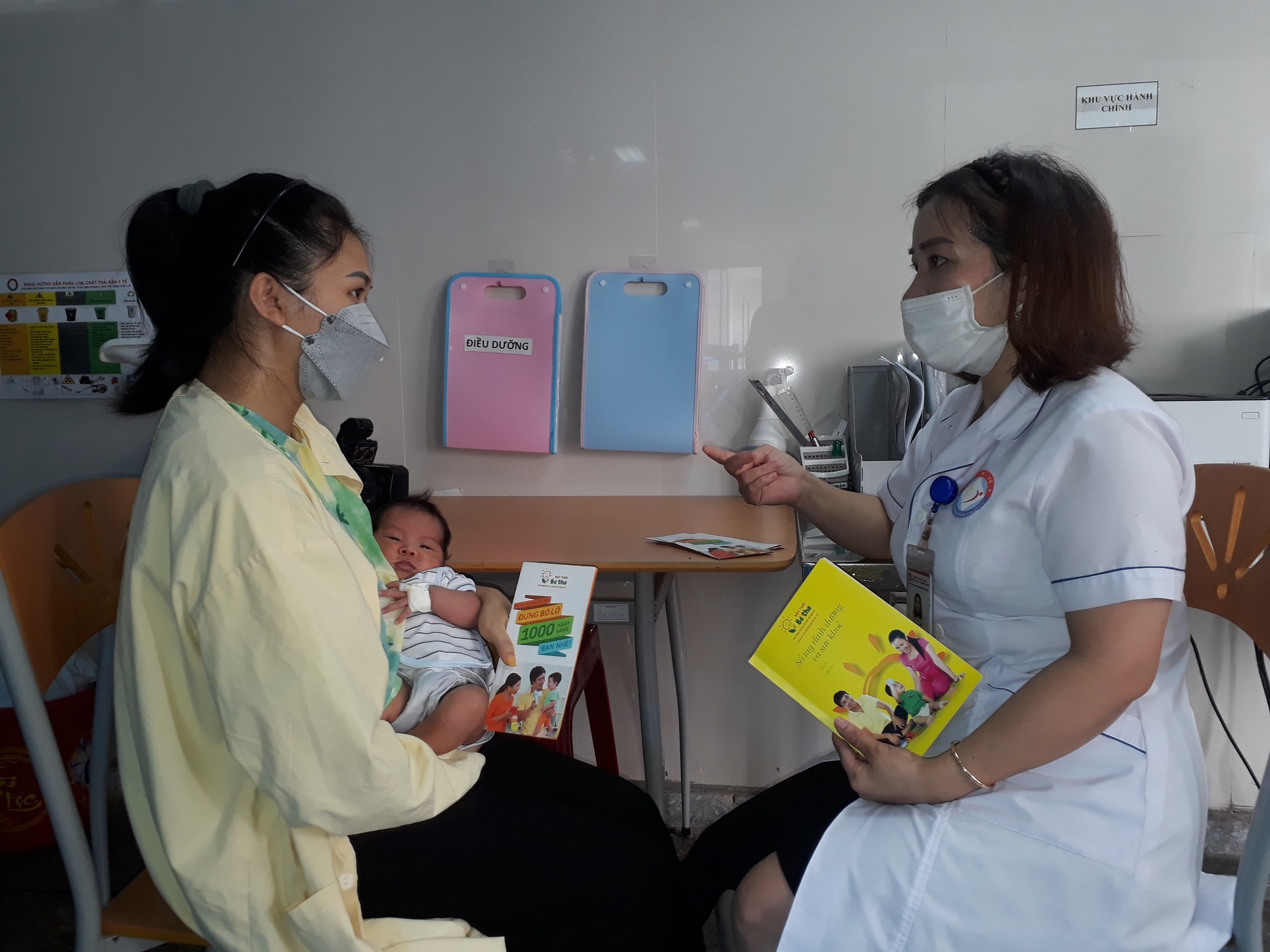 Các y bác sĩ hướng dẫn bà mẹ cho con bú đúng cách và nuôi con hoàn toàn bằng sữa mẹ trong 6 tháng đầu