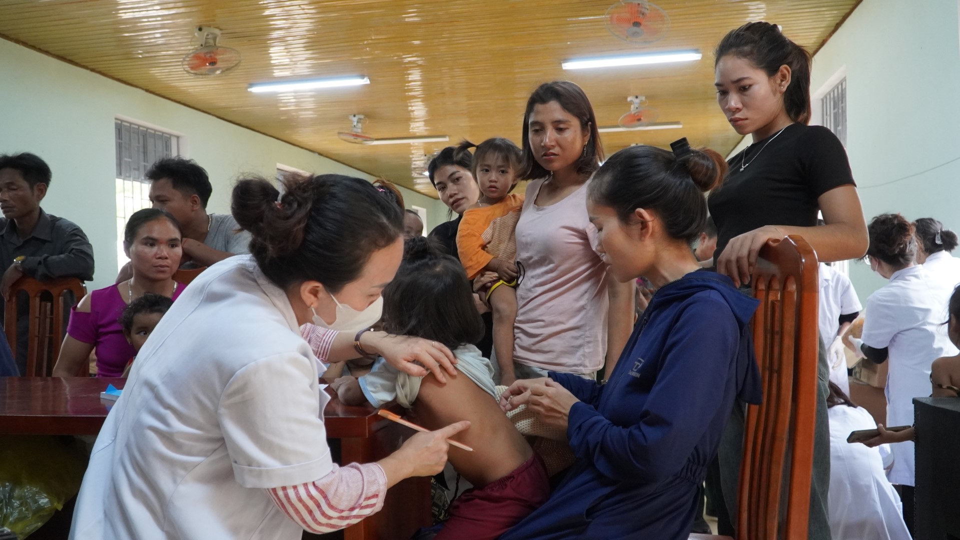 Các y bác sĩ khám bệnh cho người dân xã Dân Hóa.243 Large