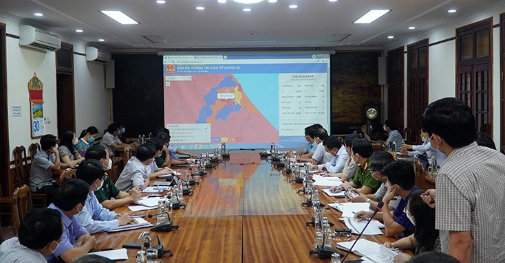 Các đại biểu nghe báo cáo công tác phòng chống dịch Covid 19 trên địa bàn tỉnh