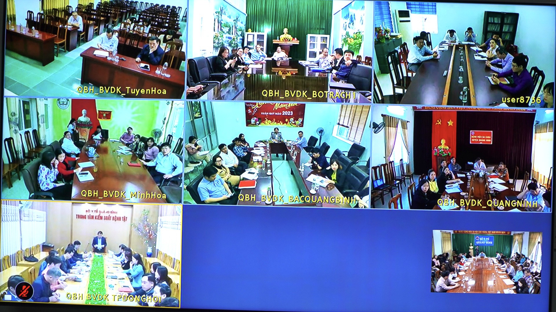 Các đại biểu tham dự tại điểm cầu Sở Y tế và hình ảnh các đầu cầu tại tuyến huyệnjpg