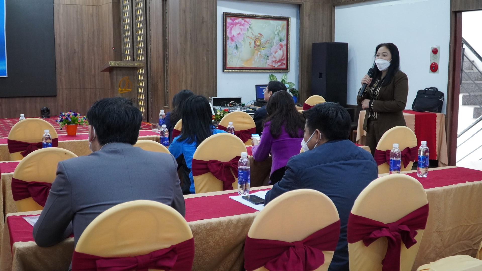 Các đại biểu trao đổi chia sẻ kinh nghiệm PCTHTL tại đơn vị Custom