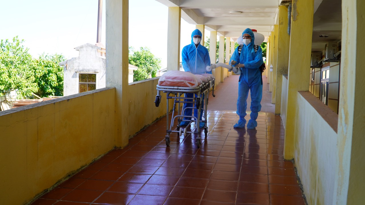 Cán bộ CDC Quảng Bình phun hoá chất khử khuẩn phòng chống dịch Covid 19 3