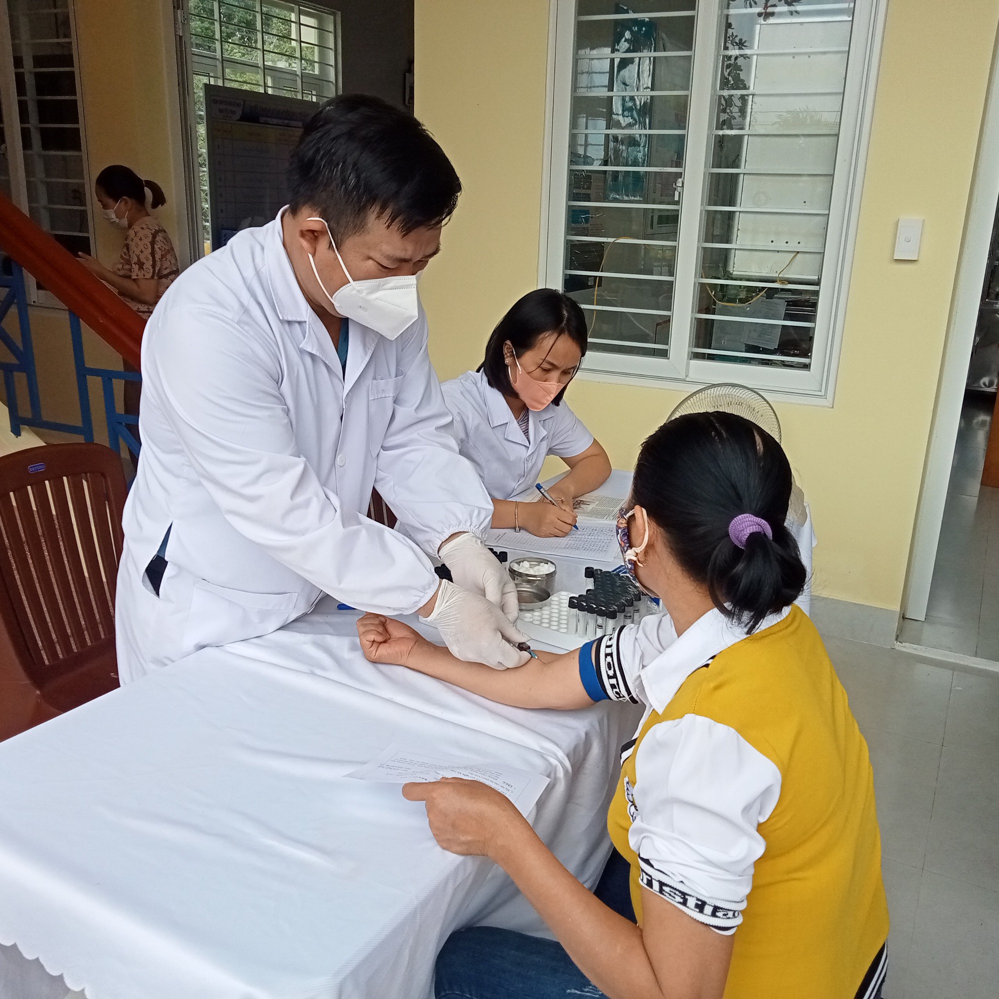 Cán bộ CDC Quảng Bình thực hiện công tác lấy mẫu sàng lọc HIV AIDS trong cộng đồngjpg