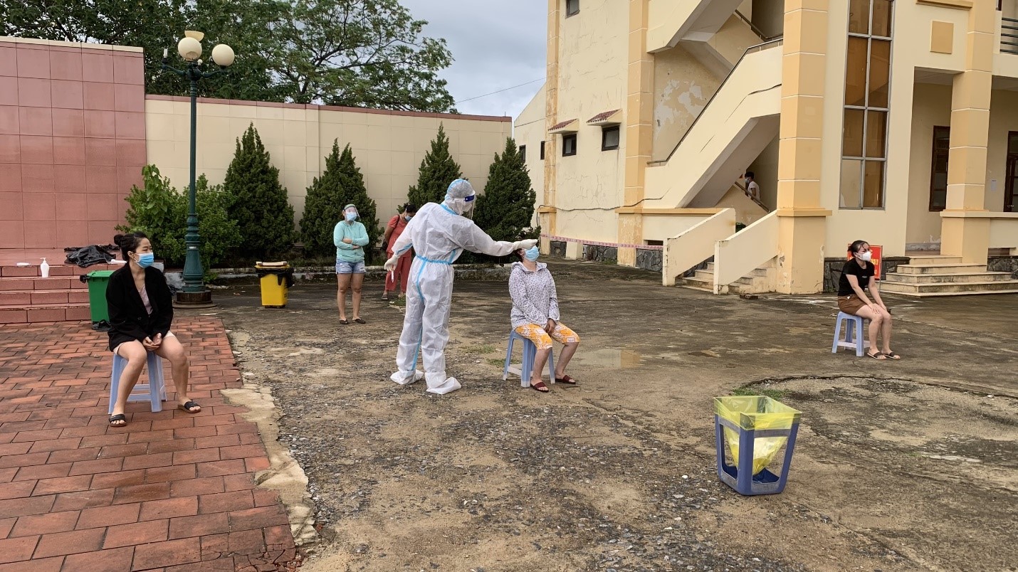 Cán bộ CDC tăng cường công tác lấy mẫu tại các khu cách ly tập trung