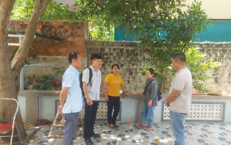 Cán bộ CDC tỉnh trực tiếp điều tra dịch tễ tại khu vực xảy ra trường hợp tử vong do bệnh dại tại phường Đồng Sơn sáng