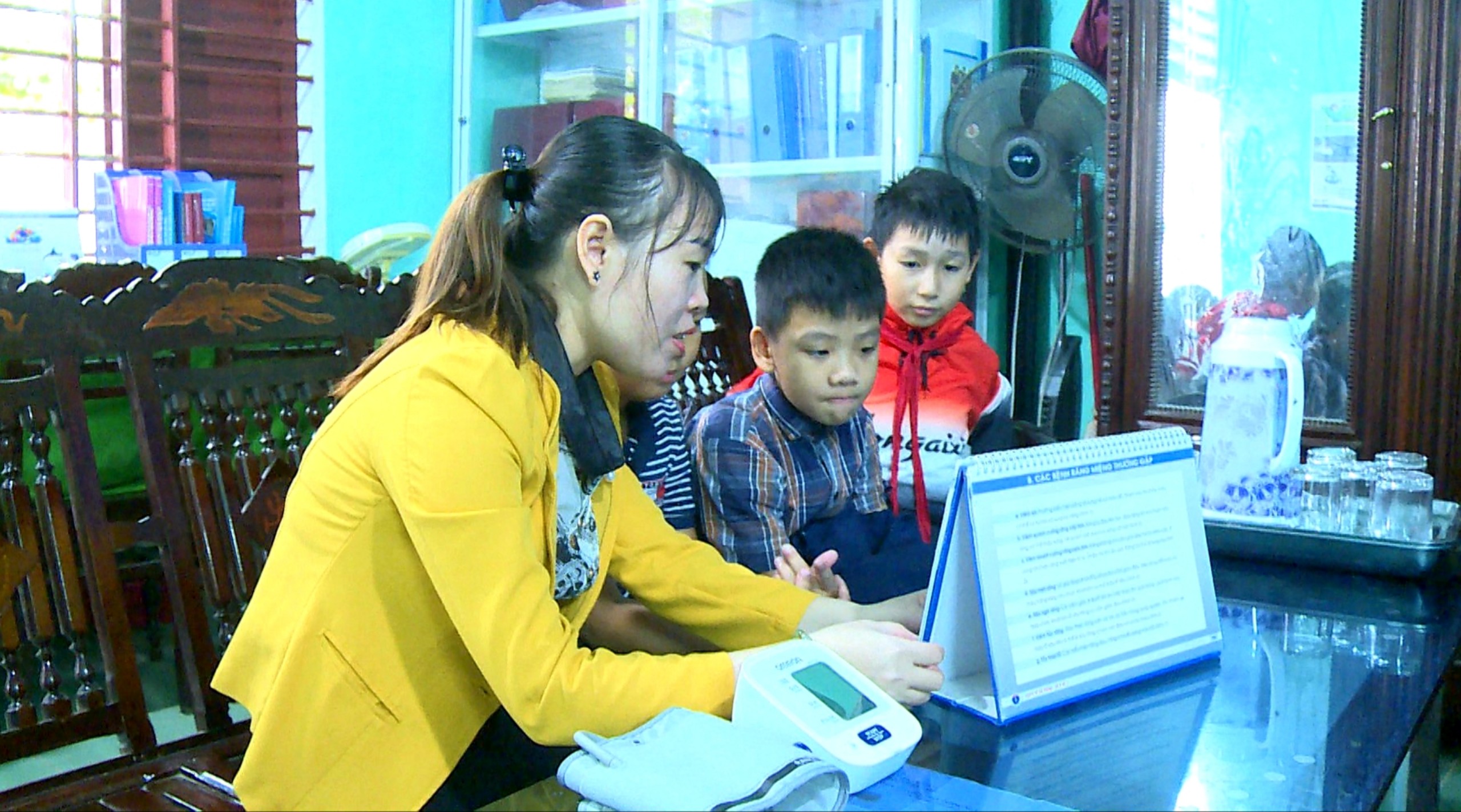 Cán bộ Trung tâm Kiểm soát bệnh tật tỉnh đo ánh sáng tại phòng họcjpg