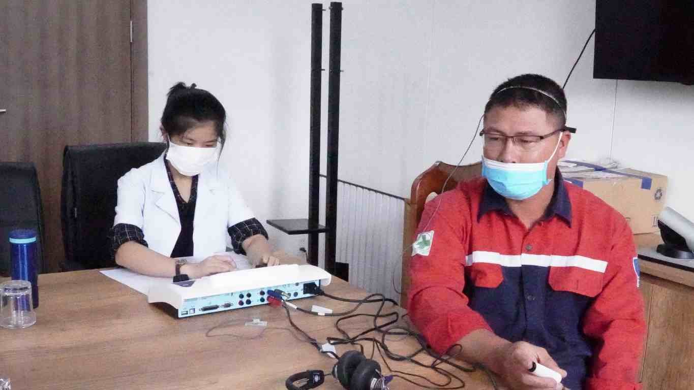 Cán bộ khám sức 