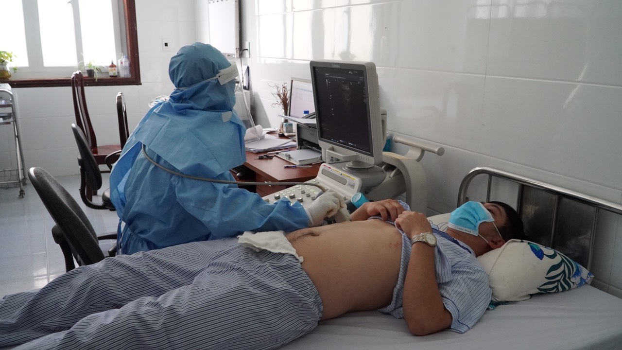 Cán bộ y tế diễn tập điều trị cho bệnh nhân Covid 19 1