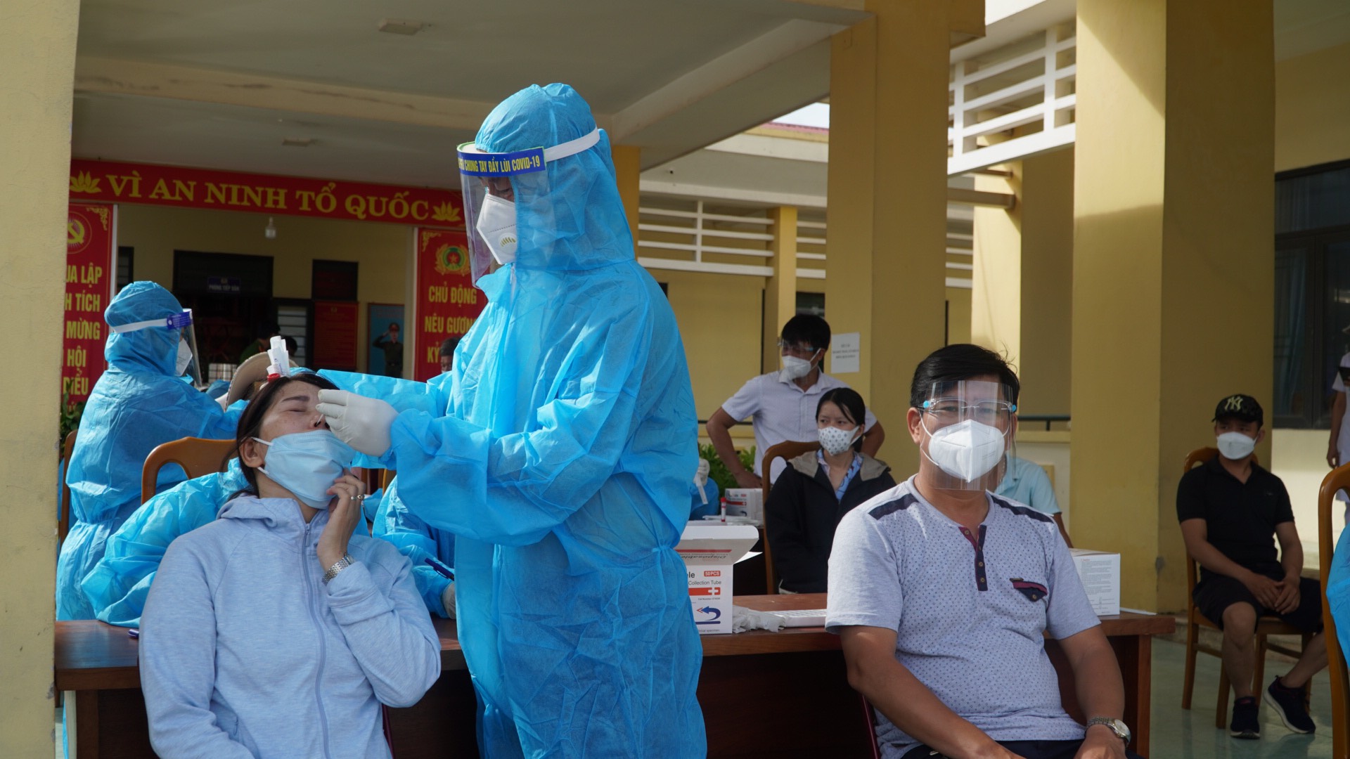 Cán bộ y tế lấy mẫu xét nghiệm SARS CoV 2 cho người dânjpg