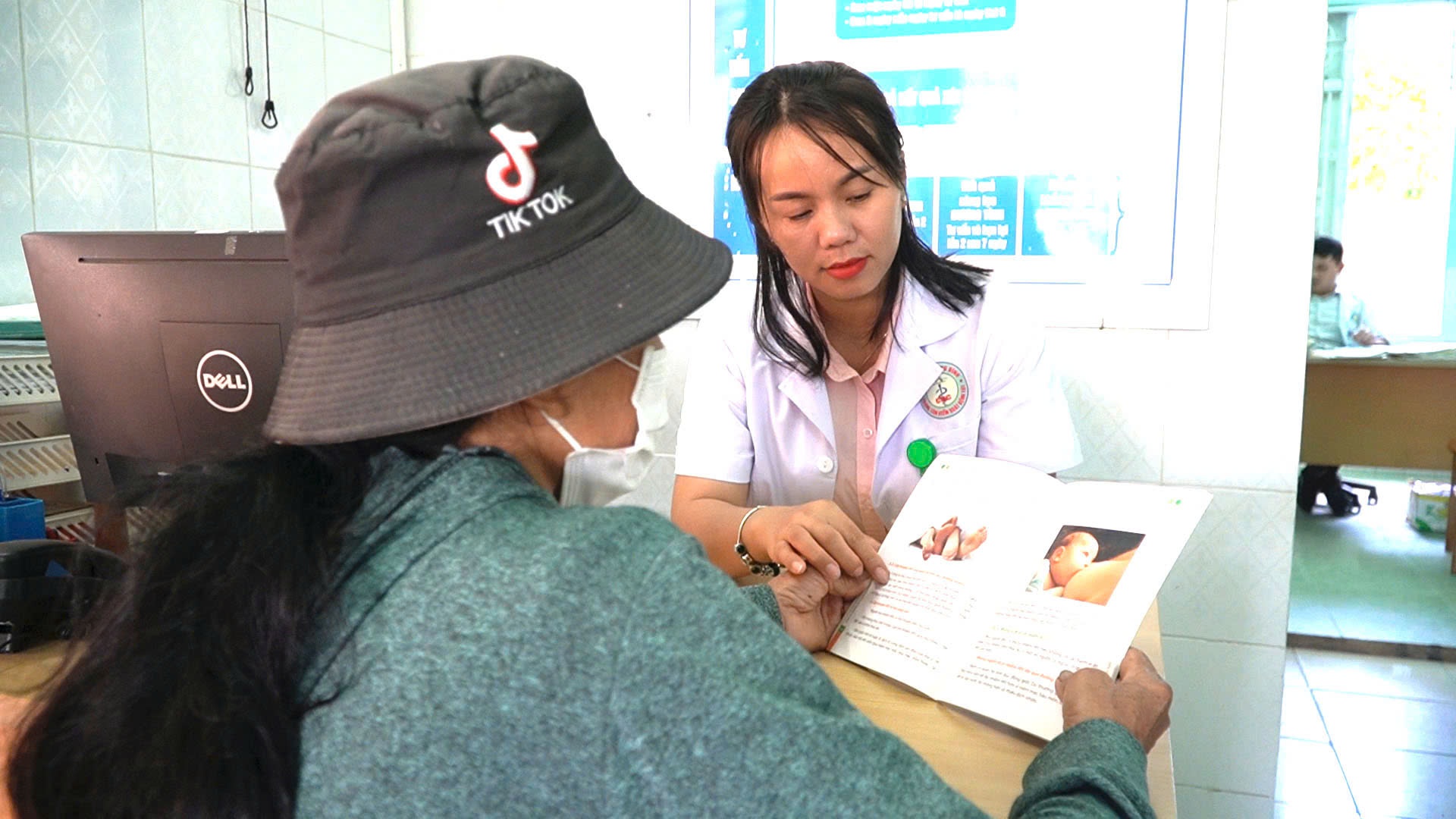 Cán bộ y tế tư vấn dự phòng lây truyền HIV từ mẹ sang con cho các bà mẹ nhiễm HIVjpg