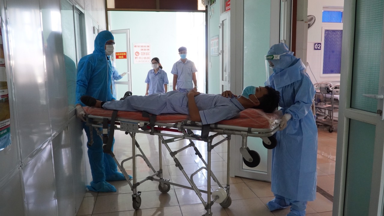 Cán bộ y tế vận chuyển bệnh nhân vào buồng cách ly điều trị 1