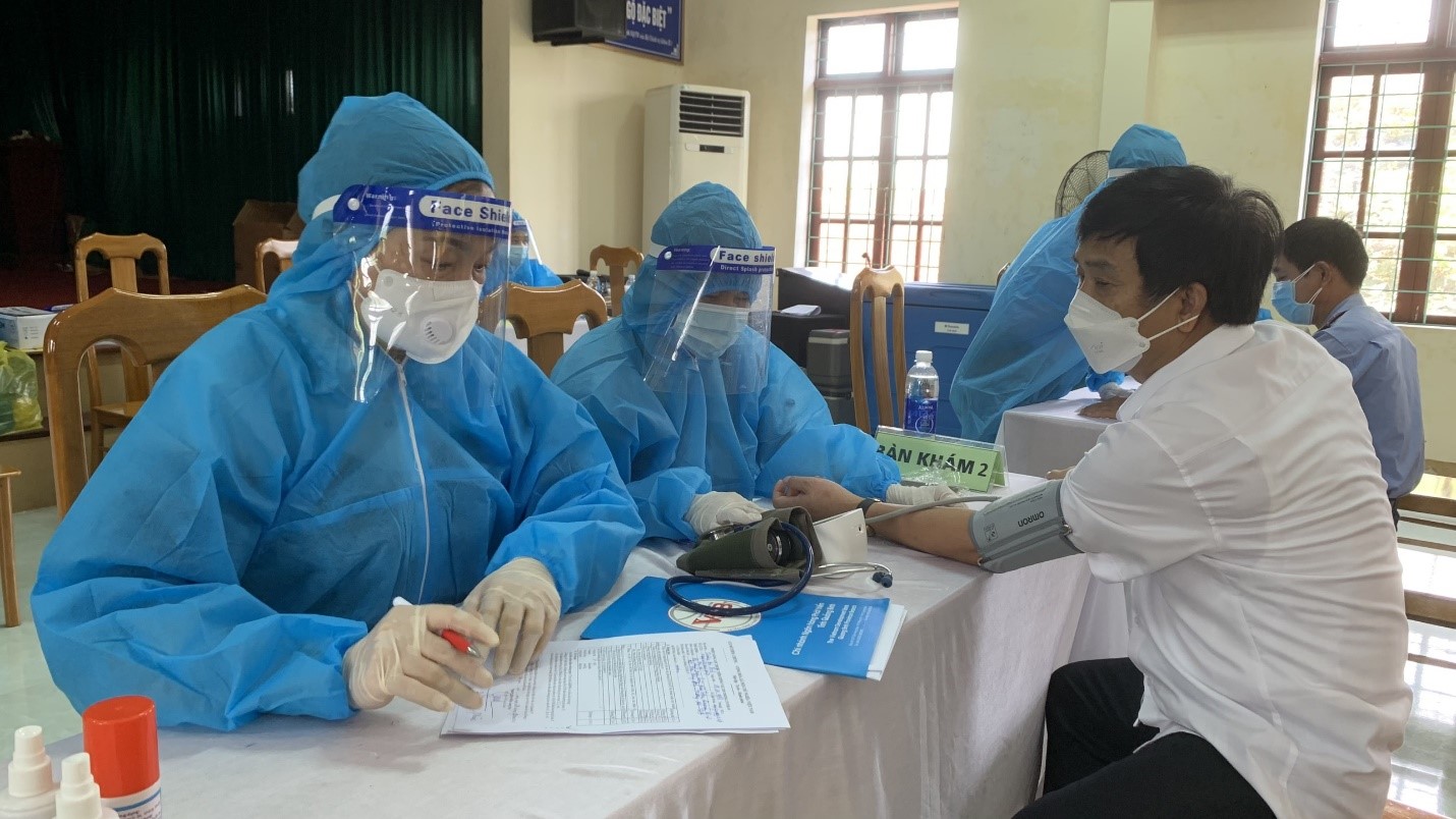 Công tác khám sàng lọc trước khi tiêm1