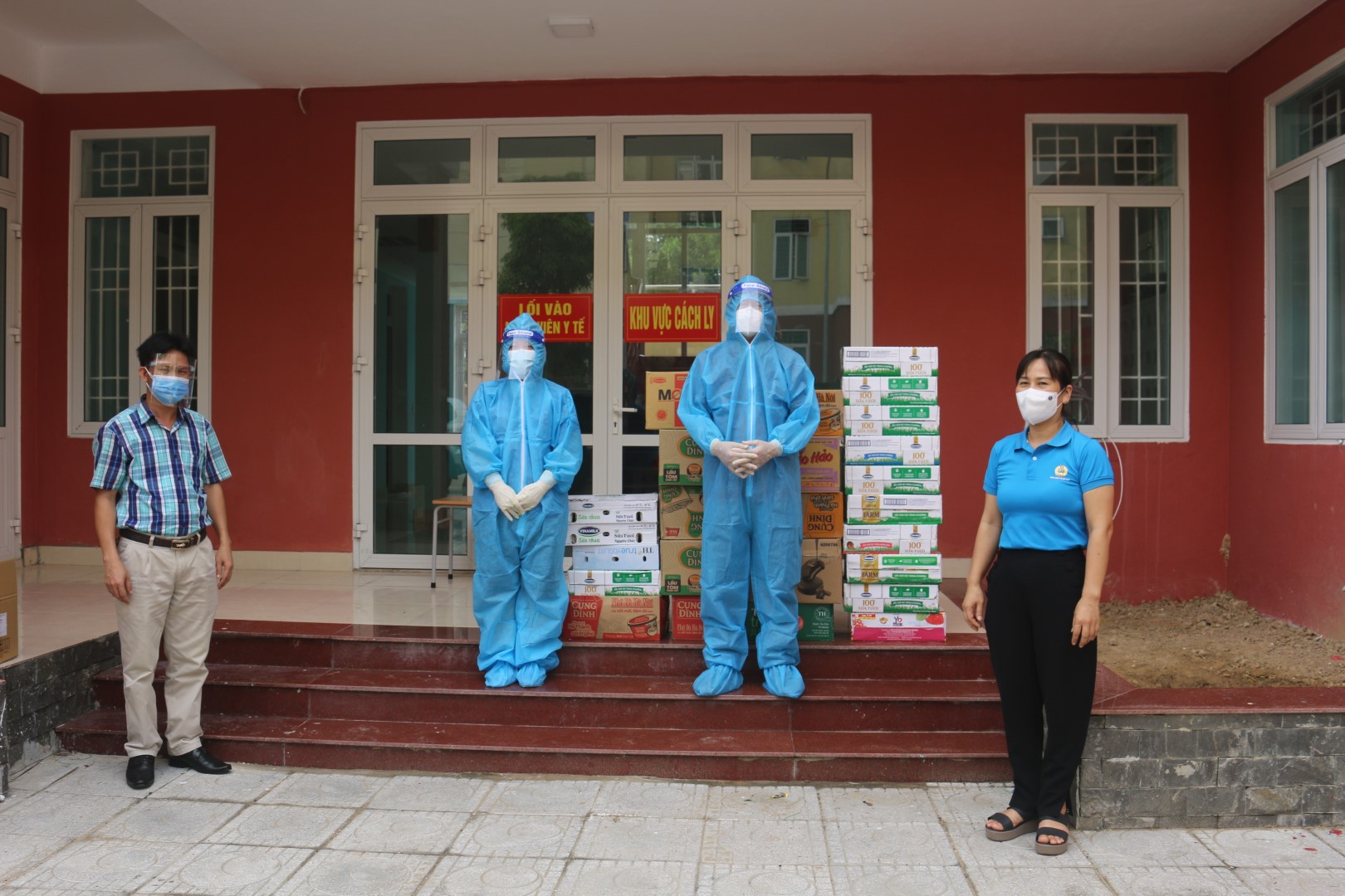 Công đoàn ngành Y tế tặng quà cho các cán bộ y bác sỹ làm nhiệm vụ tại Cơ sở điều trị bệnh nhân Covid 19 cấp 1 tại Trường cao đẳng Luật miền Trung. Large