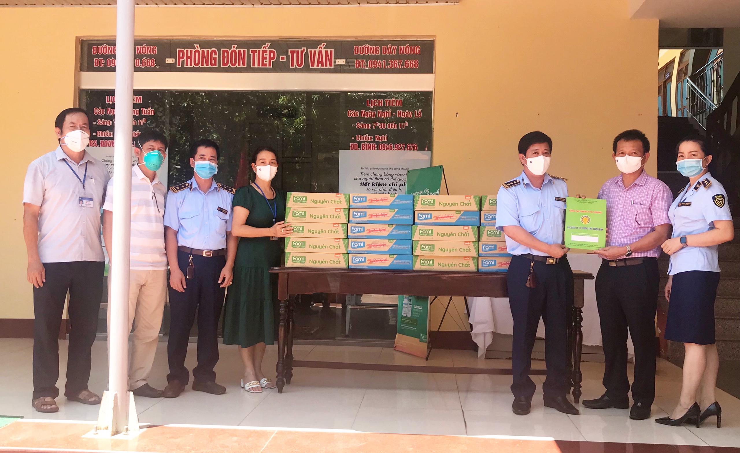 Cục Quản lý thị trường tỉnh Quảng Bình đã đến thăm tặng quà hỗ trợ công tác phòng chống dịch Covid 19