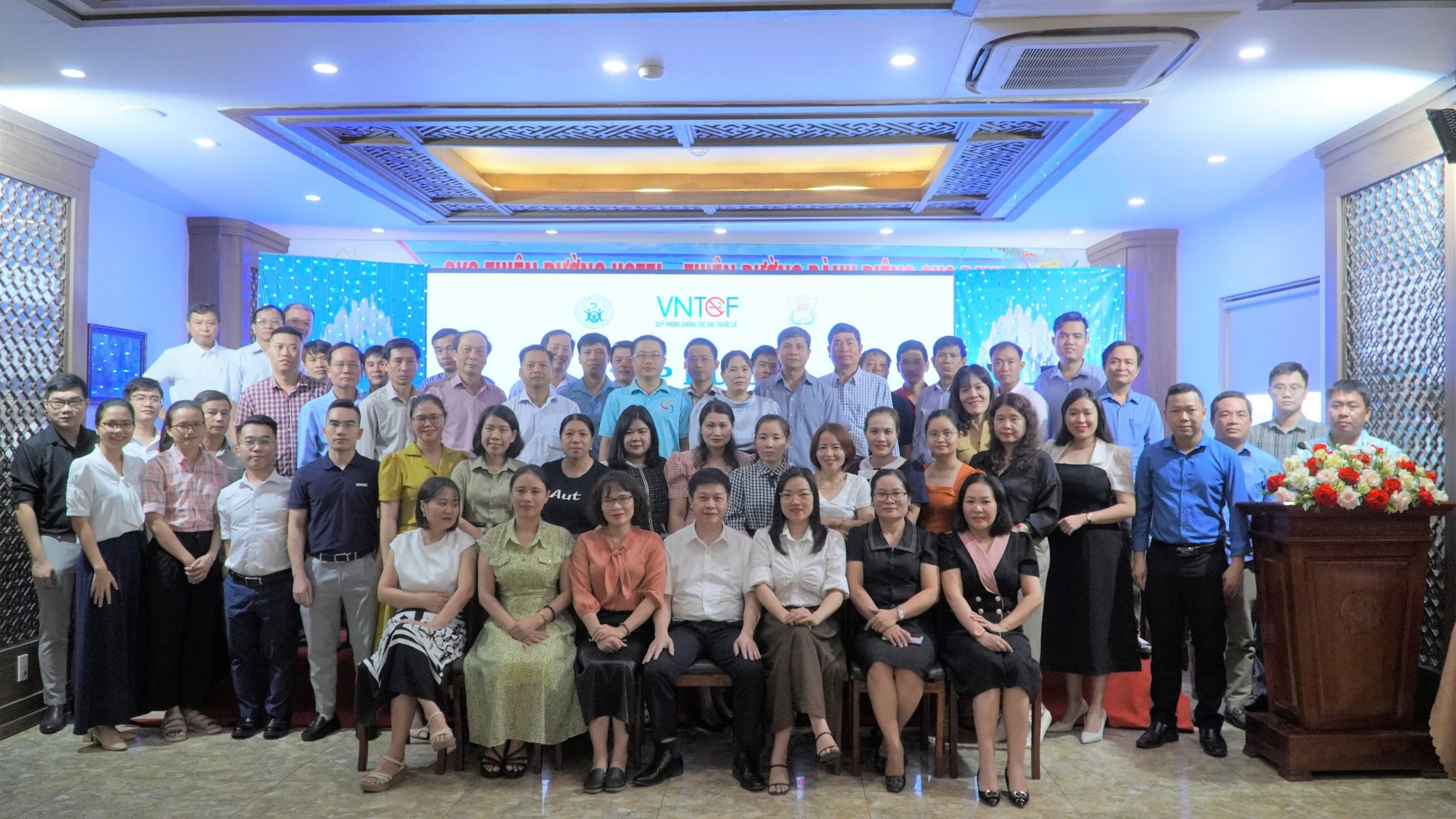 Giảng viên và các học viên chụp ảnh lưu niệm tl bộ y tế