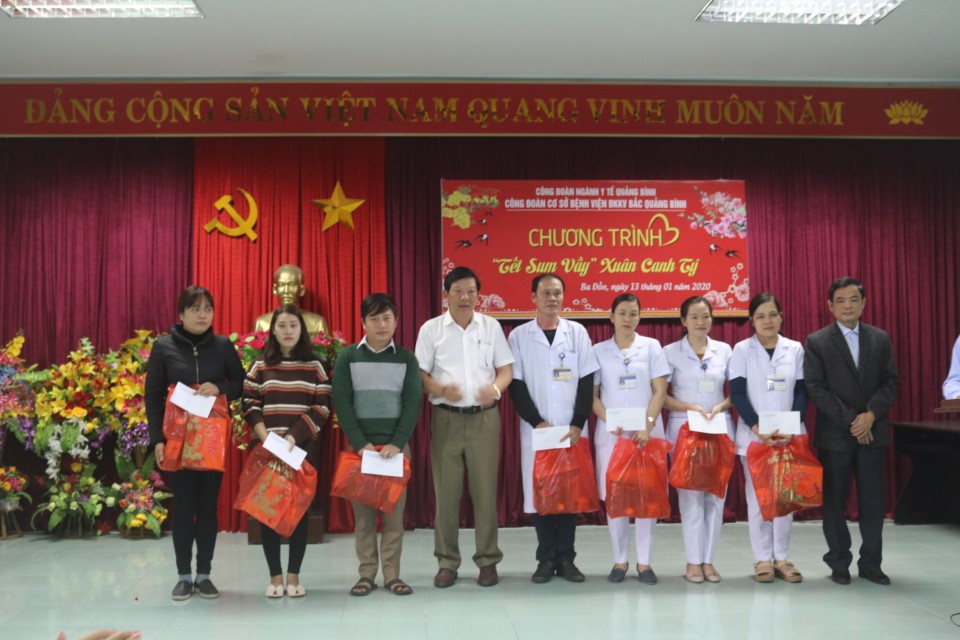 Hoạt động thăm tặng quà cho đoàn viên công đoàn khó khăn cũng được công đoàn ngành quan tâm hổ trợ. Custom