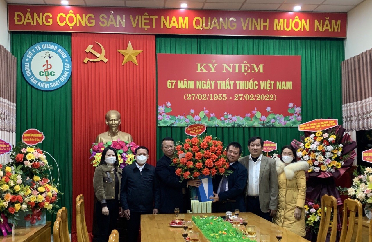 Huyện uỷ HĐND UBND UBMTTQVN huyện Bố Trạch tặng hoa chúc mừng