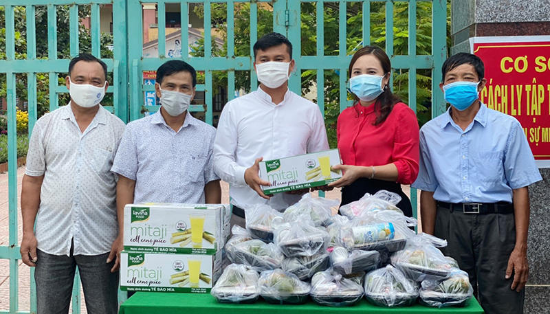 Hàng trăm suất cơm miễn phí được hỗ trợ đồng bào và lực lượng làm nhiệm vụ tại khu cách ly ở xã Quảng Lộcjpg