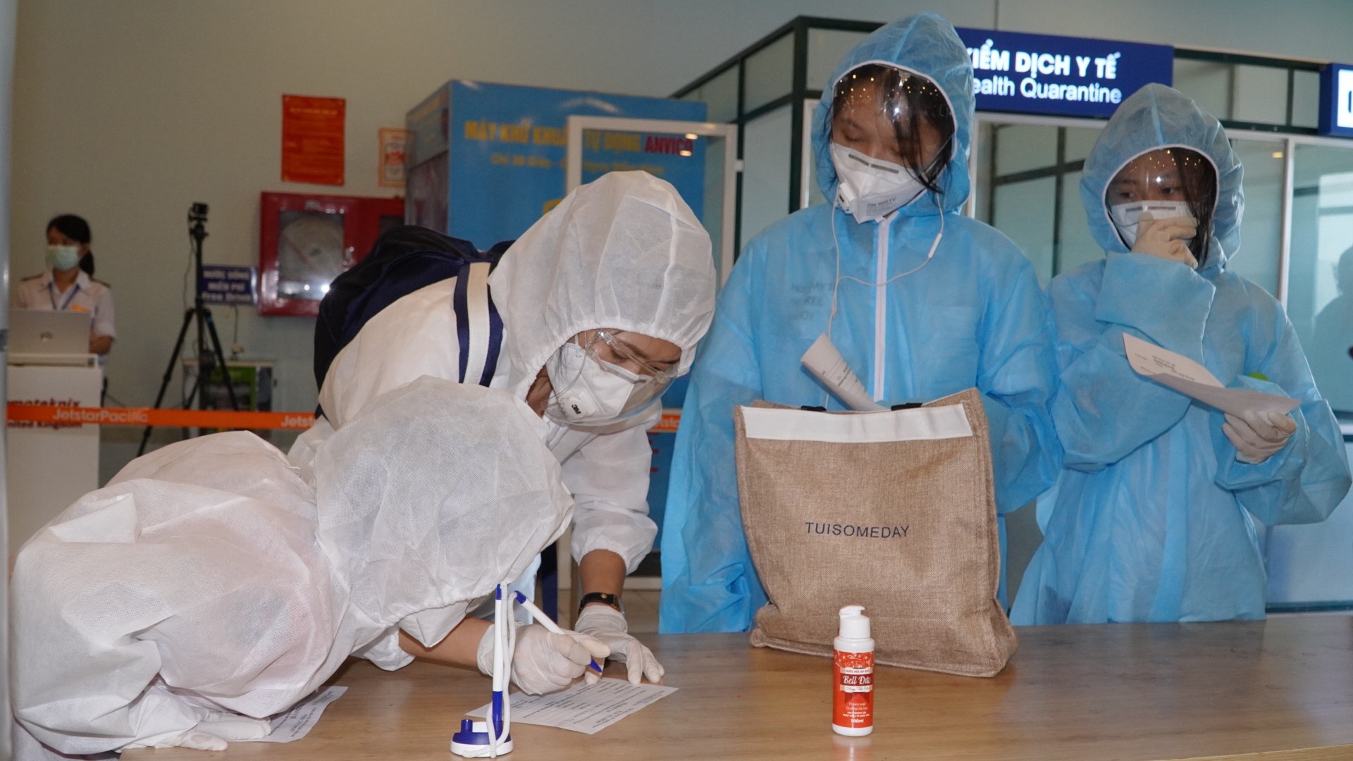 Hành khách khi xuống sân bay được khai báo y tế để đảm bảo công tác phòng chống dịch covid 19