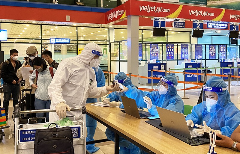 Hành khách đăng ký khai báo y tê