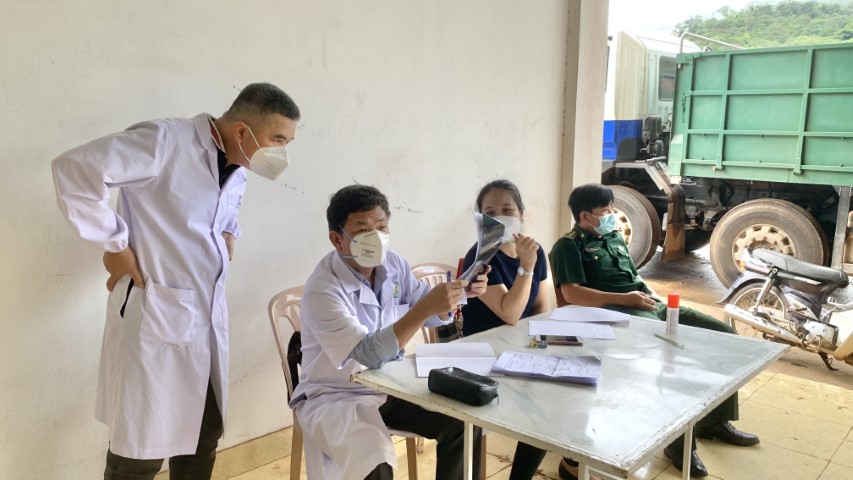 Hướng dẫn người dân lên xe X Quang kỹ thuật số lưu động. 2 Small