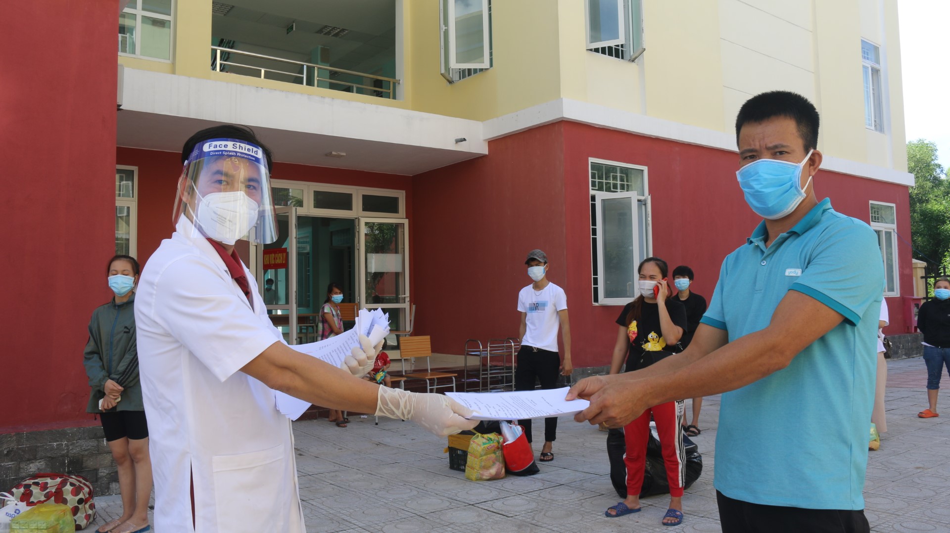 Khu vực điều trị Trung tâm Mắt Nội tiết tỉnh đã làm thủ tục xuất viện cho các bệnh nhân được điều trị khỏi Covid 192 Large