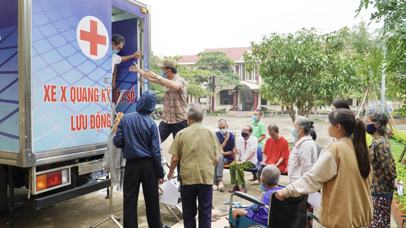 Khám sàng lọc bệnh lao lao tiềm ẩn cho người dân xã Quảng Châu huyện Quảng Trạch.6