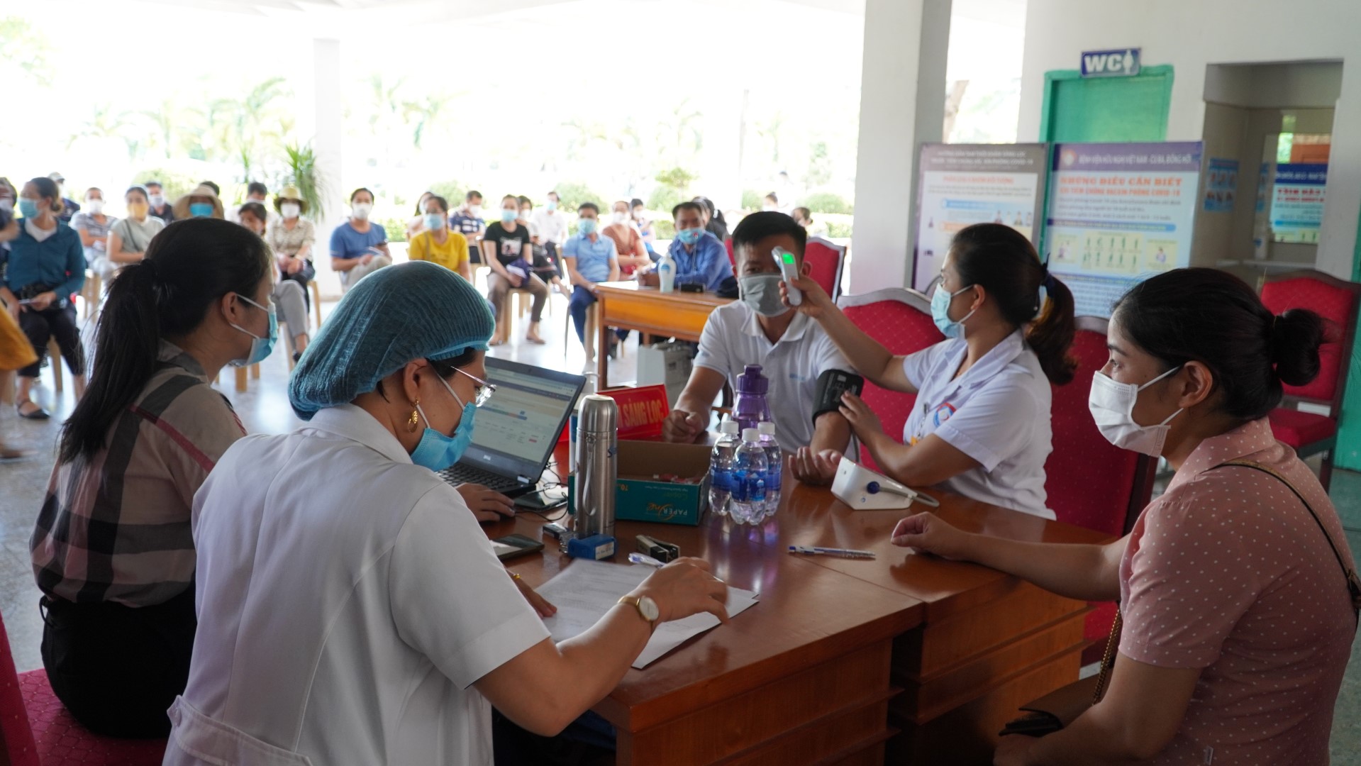 Khám sàng lọc là một quy trình không thể thiếu trong tiêm chủng vắc xin Covid 19 Large