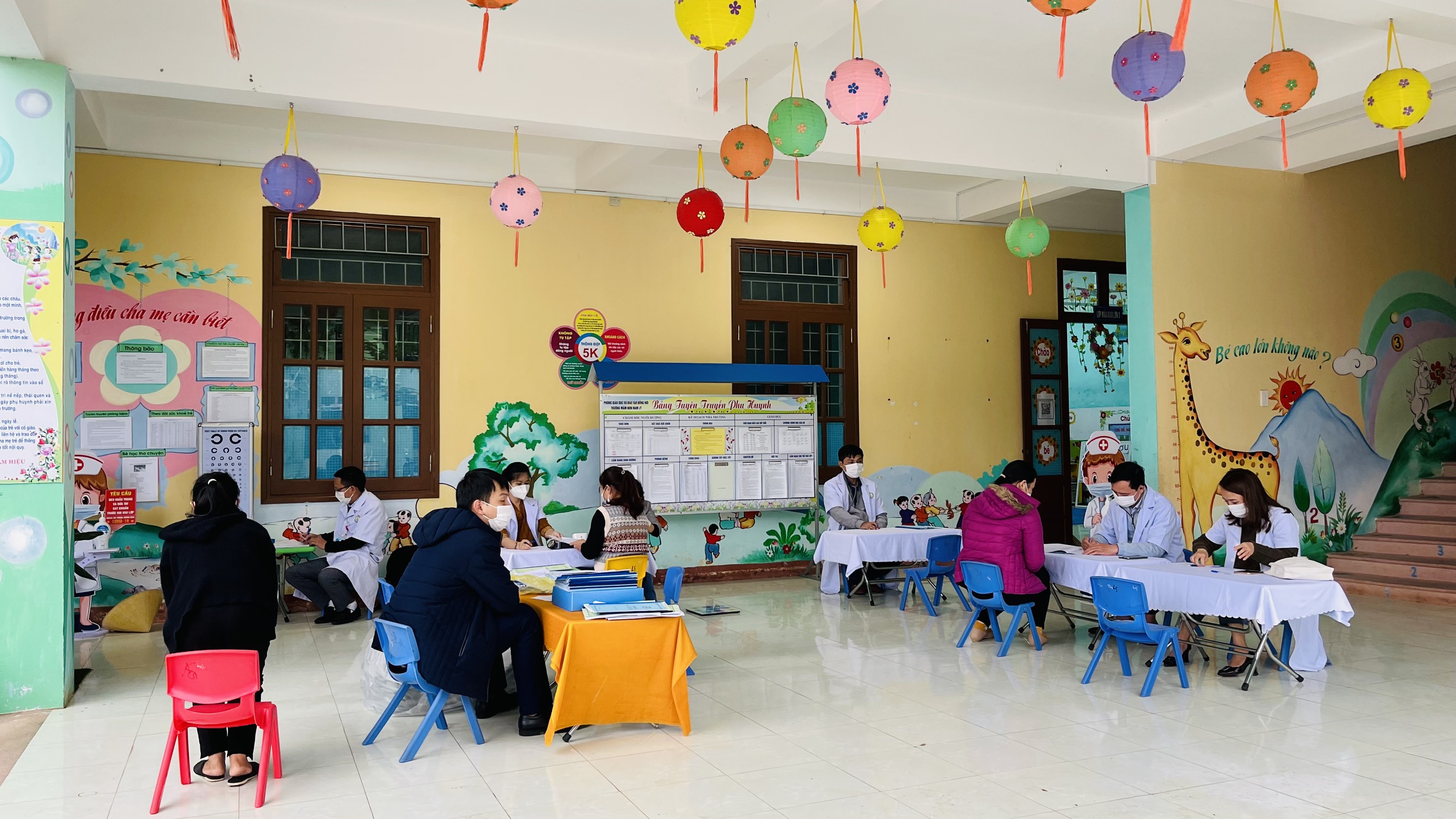 Khám sức khỏe cho cán bộ giáo viên Trường mầm non Nam Lý2